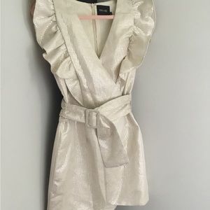 DO+BE Women’s Cocktail dress. Gold metallic overlay V-neck line ruffle sleeves.